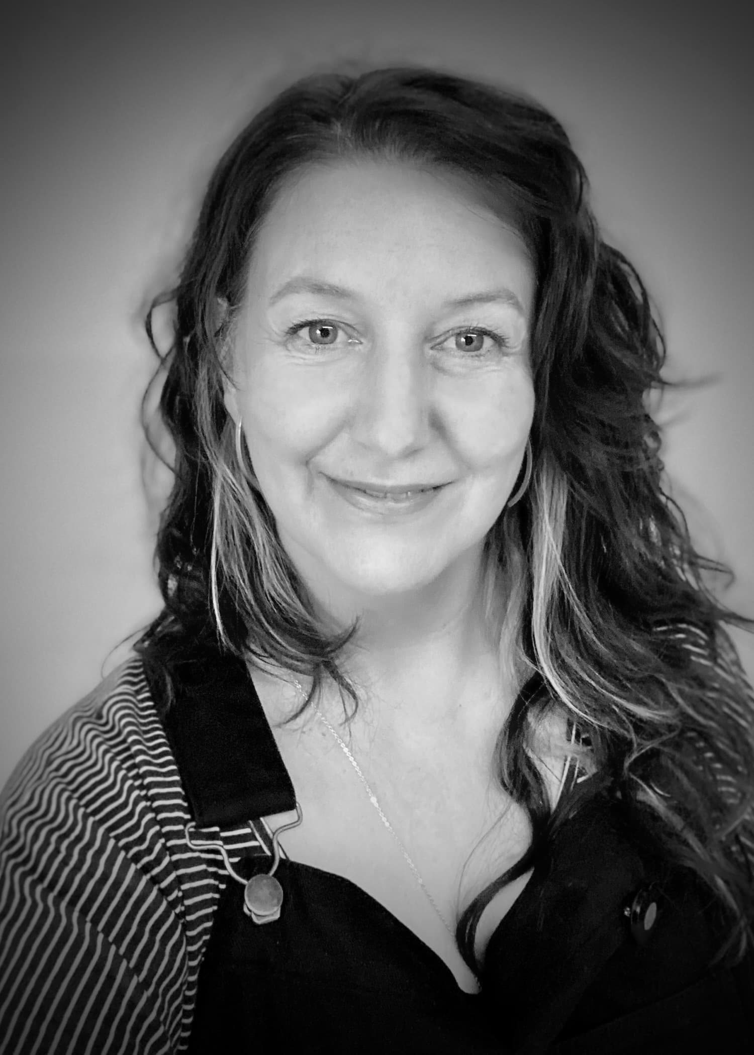 Vanessa Ellis headshot – grey